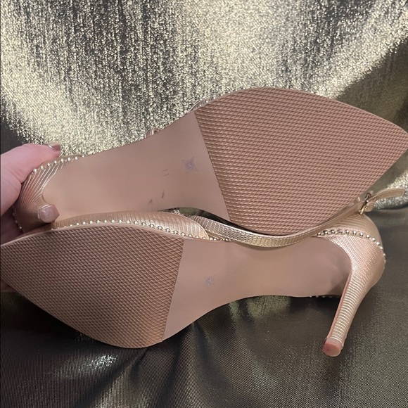 ✨💛 BCBGeneration Gold Metallic Cross-Strap Pointed-Toe Heels 💛✨ - Picture 11 of 11